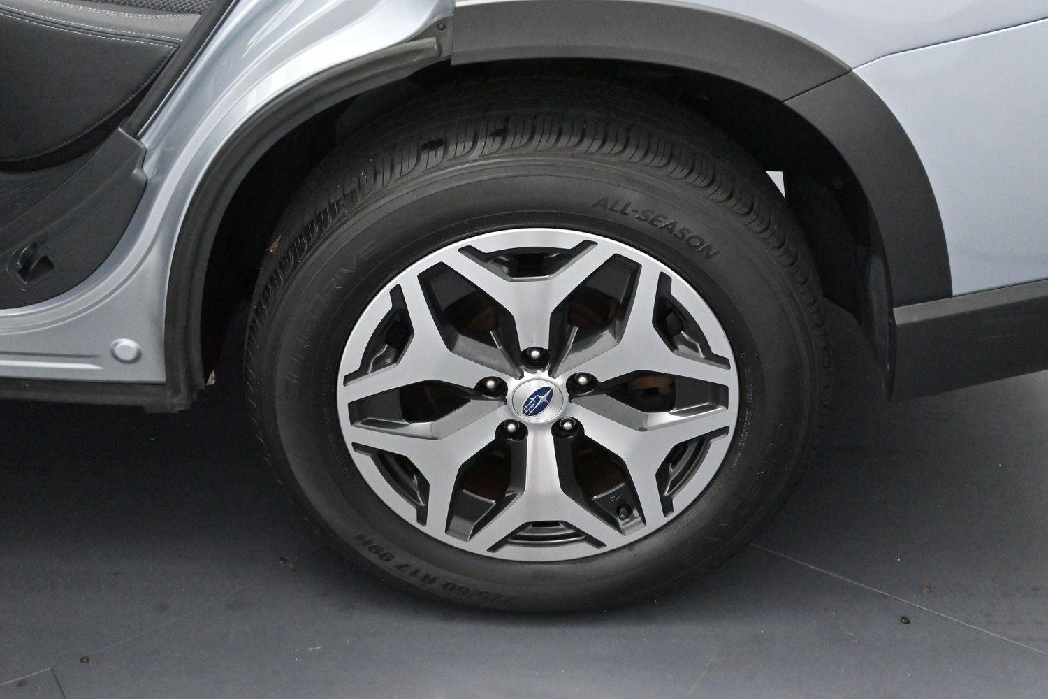 Used 2020 Ice Silver Metallic Subaru Premium image 29