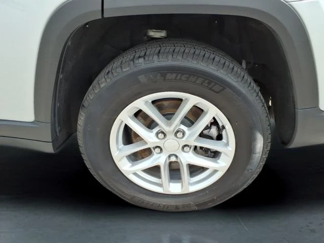 Used 2025 Silver Jeep Laredo image 12