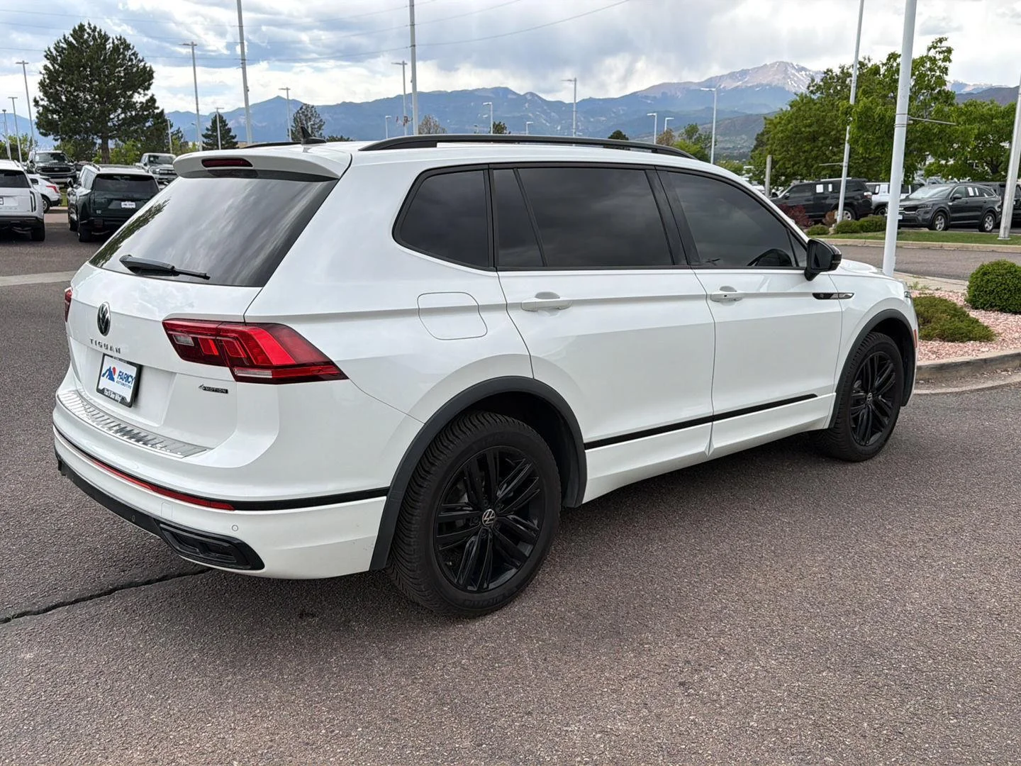 Used 2022 Oryx White Pearl Volkswagen SE R-Line Black image 5