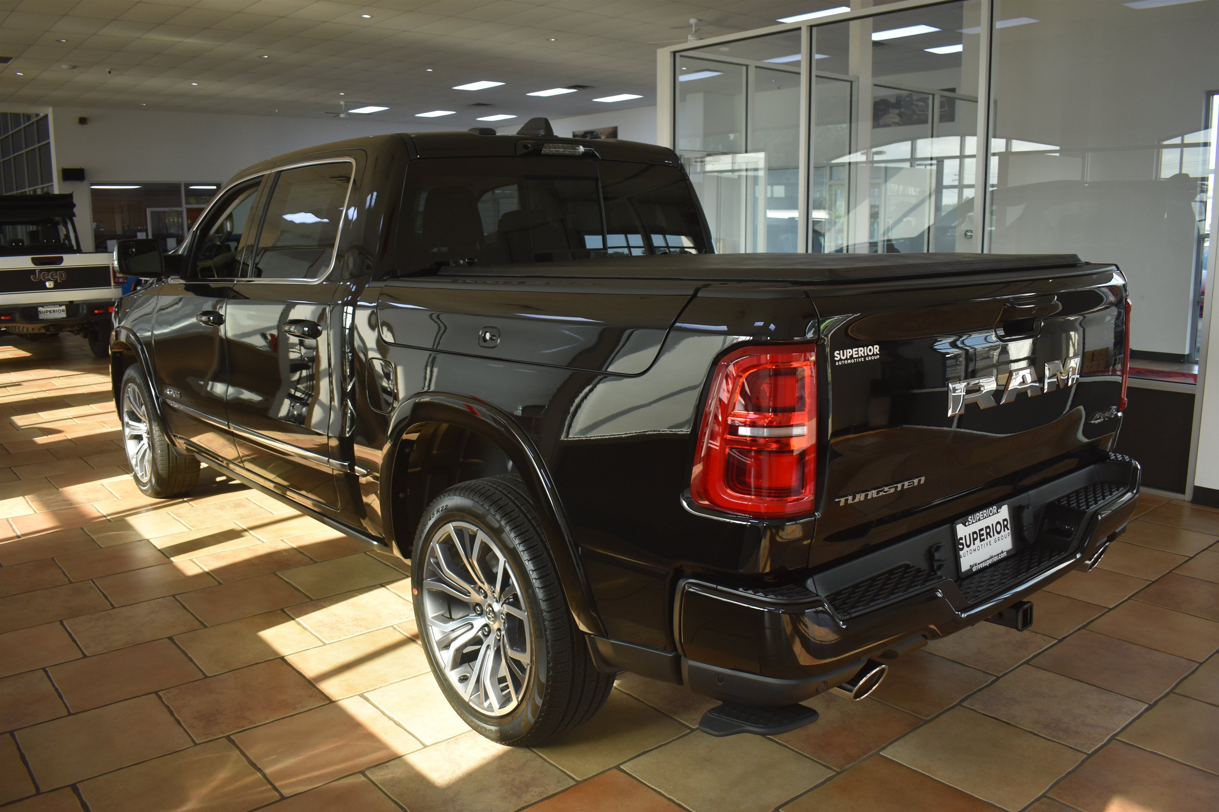 New 2026 Diamond Black Crystal Pearl-Coat Exterior Paint RAM Tungsten image 8