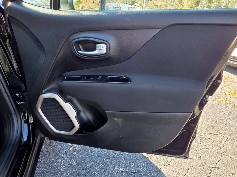 Used 2017 Black Jeep Latitude image 12