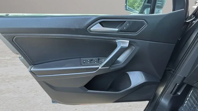Used 2020  Volkswagen SE image 17