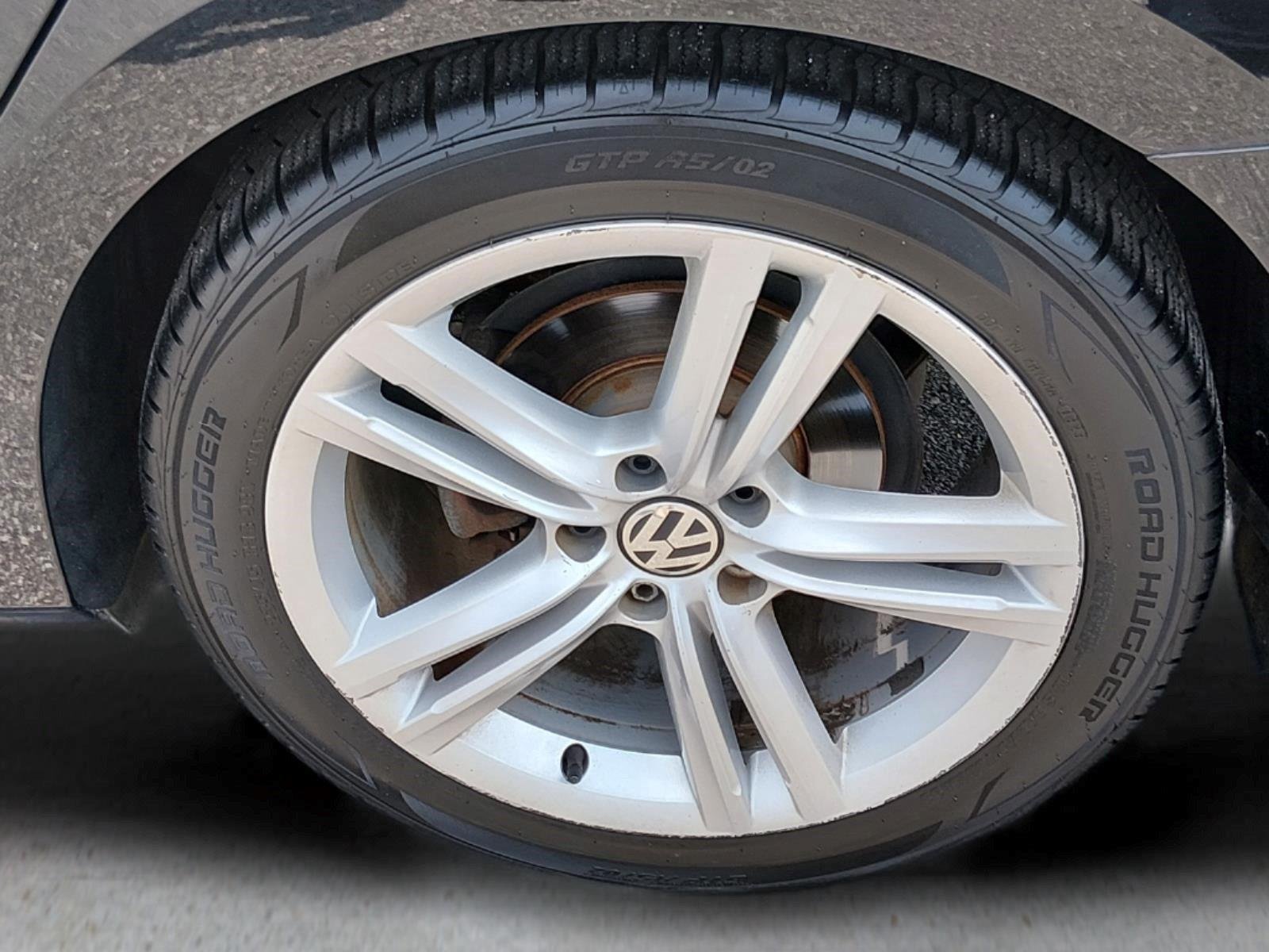 Used 2015 Black Uni Volkswagen 1.8T SE w/Sunroof & Nav image 12