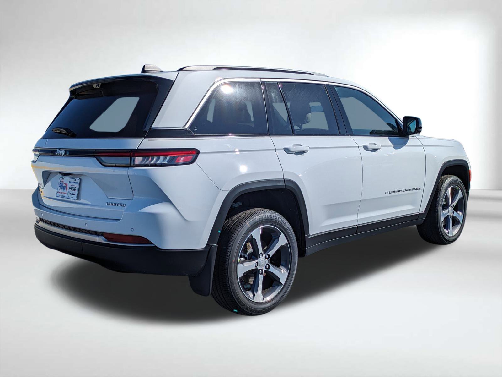 New 2026 Bright White Clear-Coat Exterior Paint Jeep Limited image 4