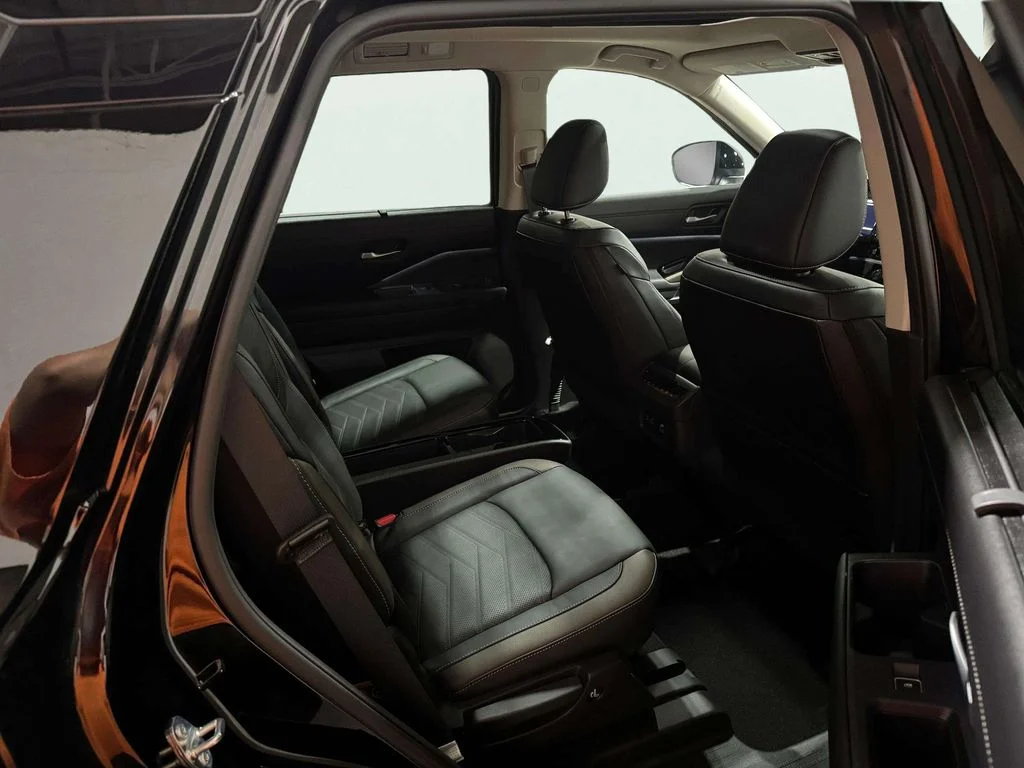 Used 2025 Black Nissan Platinum image 27