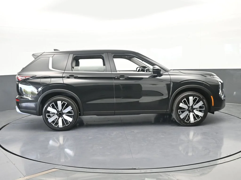 New 2026 Black Diamond Mitsubishi SE image 7