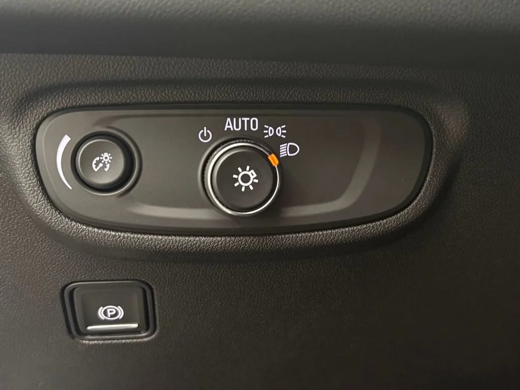 Used 2023 Summit White GMC SLE image 21