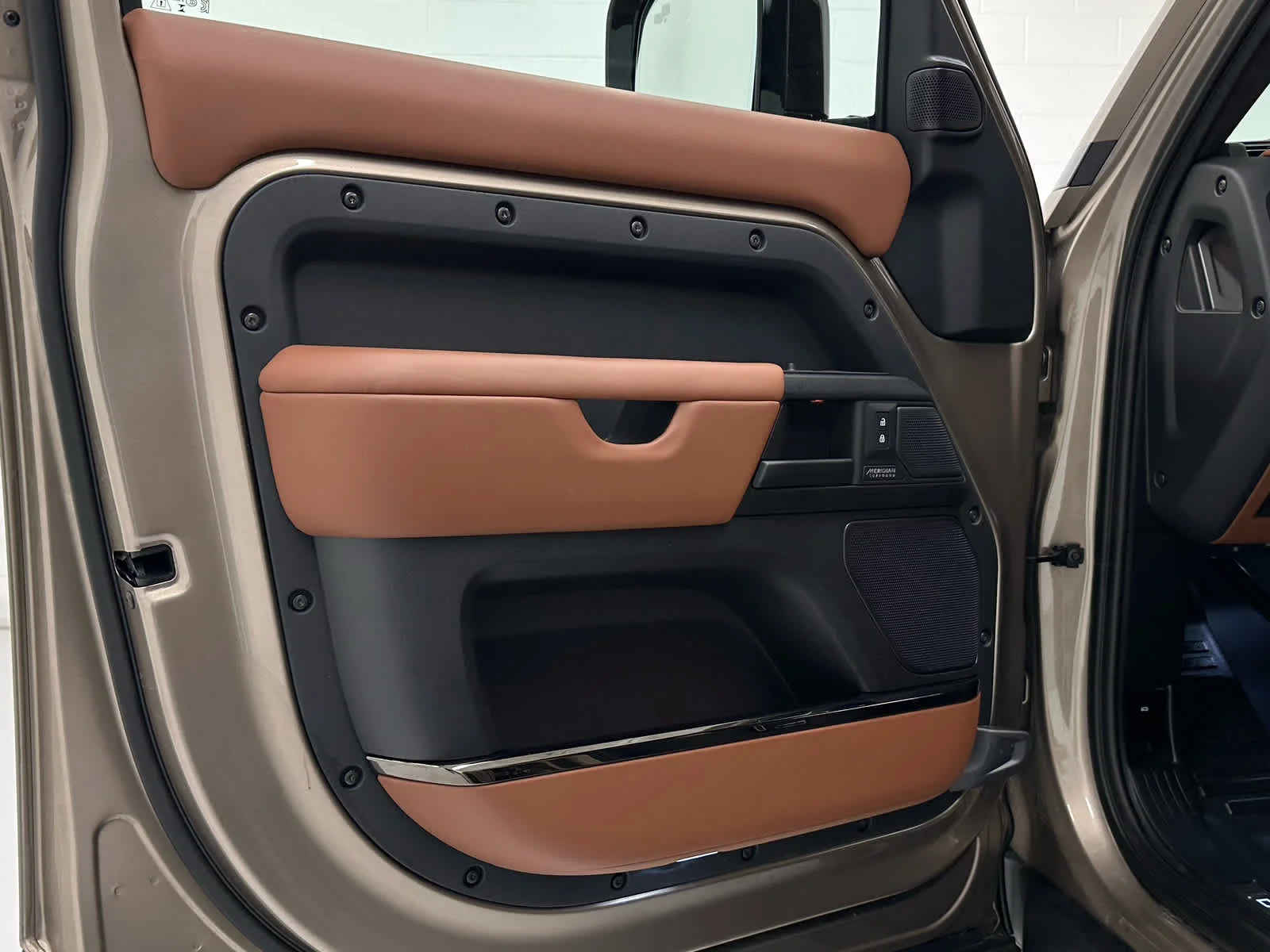 Used 2025 Petra Copper Premium Metallic Land Rover OCTA image 23