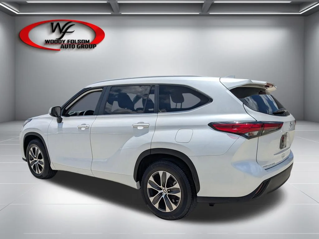 Used 2023 Beige Toyota XLE image 6