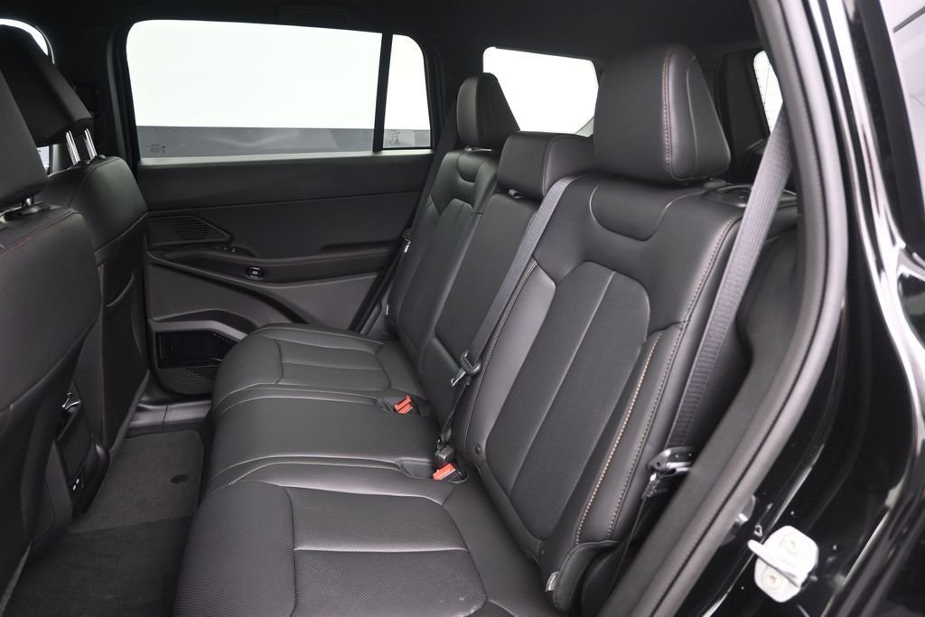 New 2026 Diamond Black Crystal Pearlcoat Jeep Limited image 2
