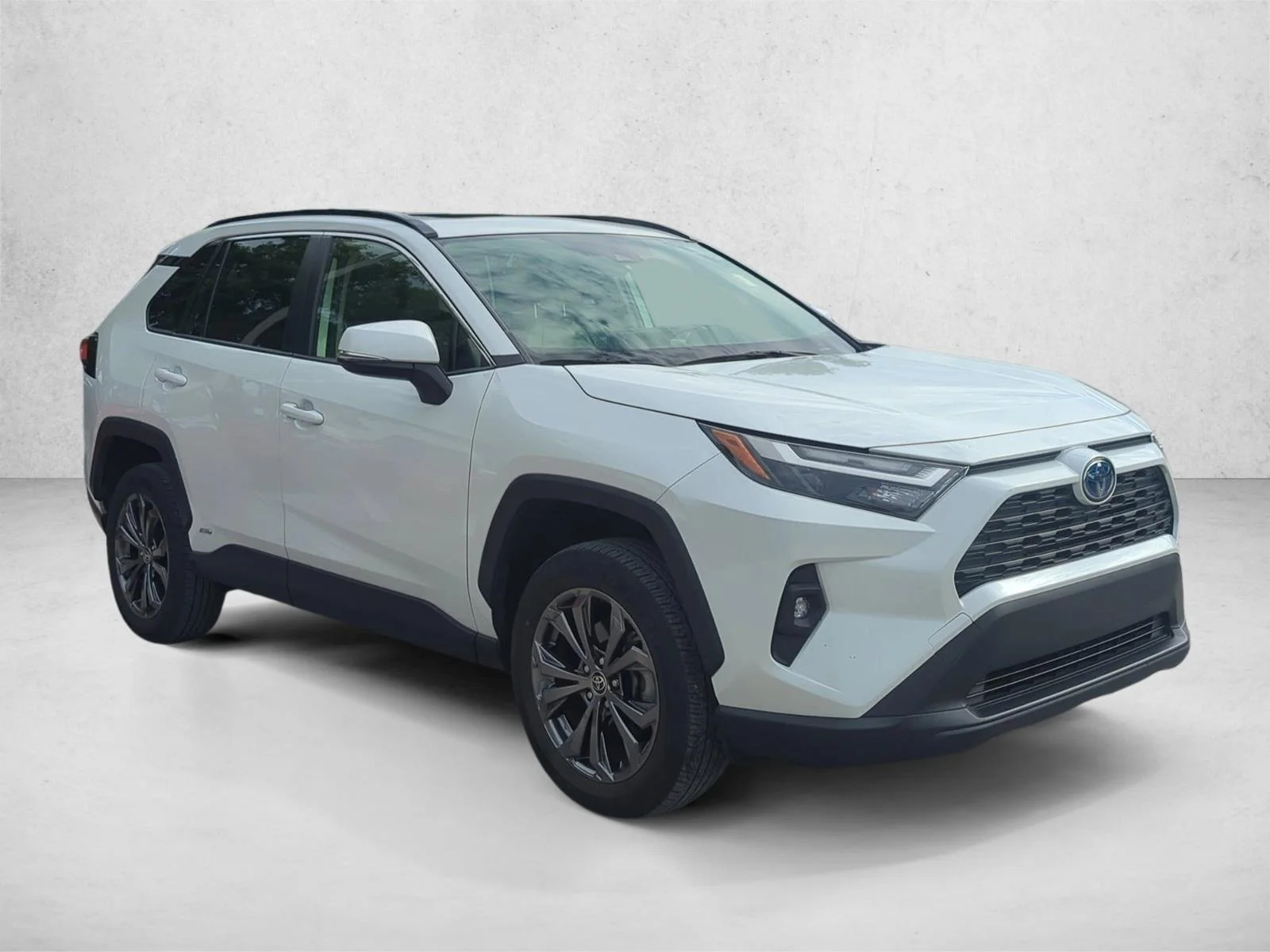 Used 2023 White Toyota Hybrid XLE Premium image 3