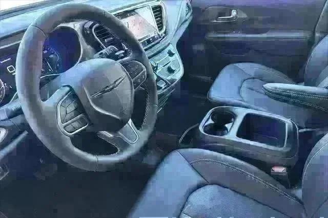 New 2026 Bright White Clear-Coat Exterior Paint Chrysler  image 10