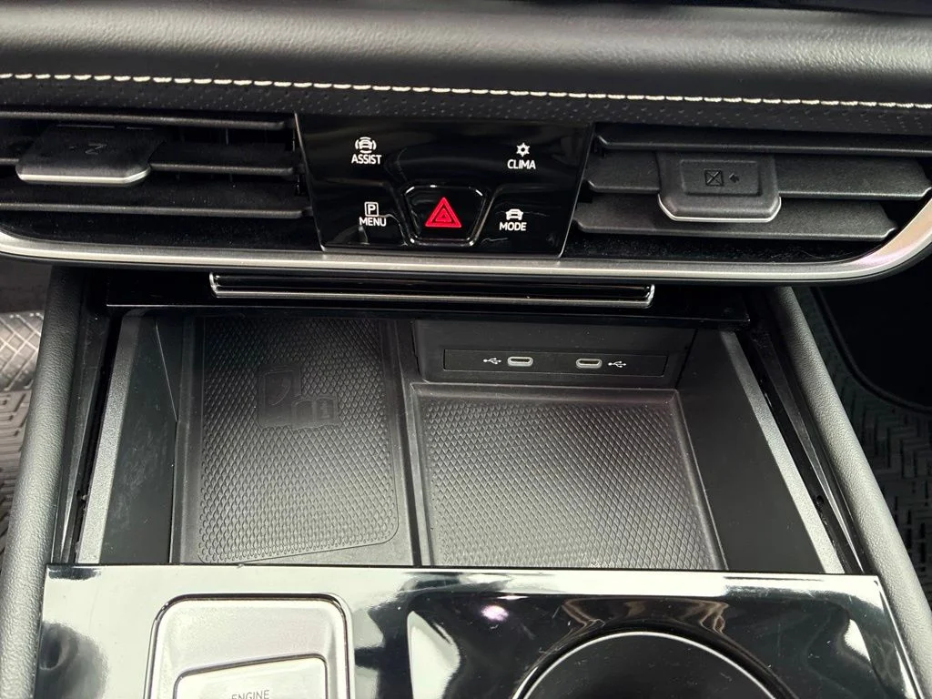 Used 2024  Volkswagen 2.0T SE w/Technology image 25