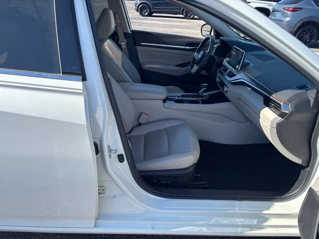 Certified Used 2021 White Nissan 2.5 SL image 13