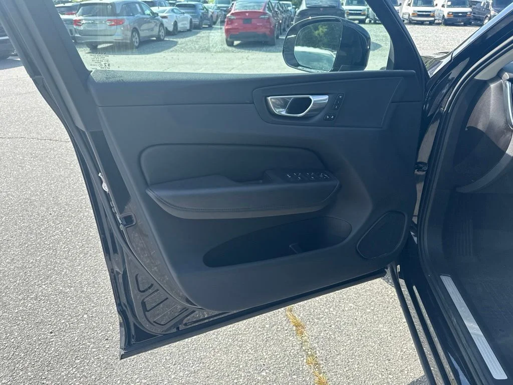 Used 2020 Black Volvo T5 Momentum image 18