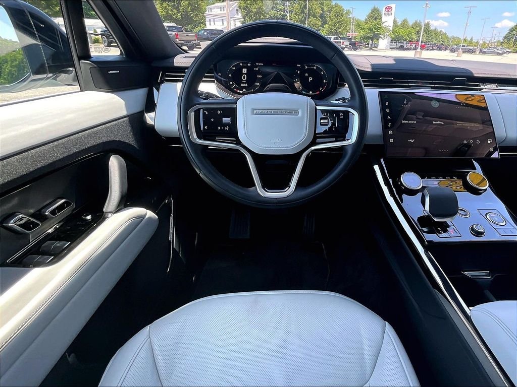 Used 2023 White Land Rover SE image 17