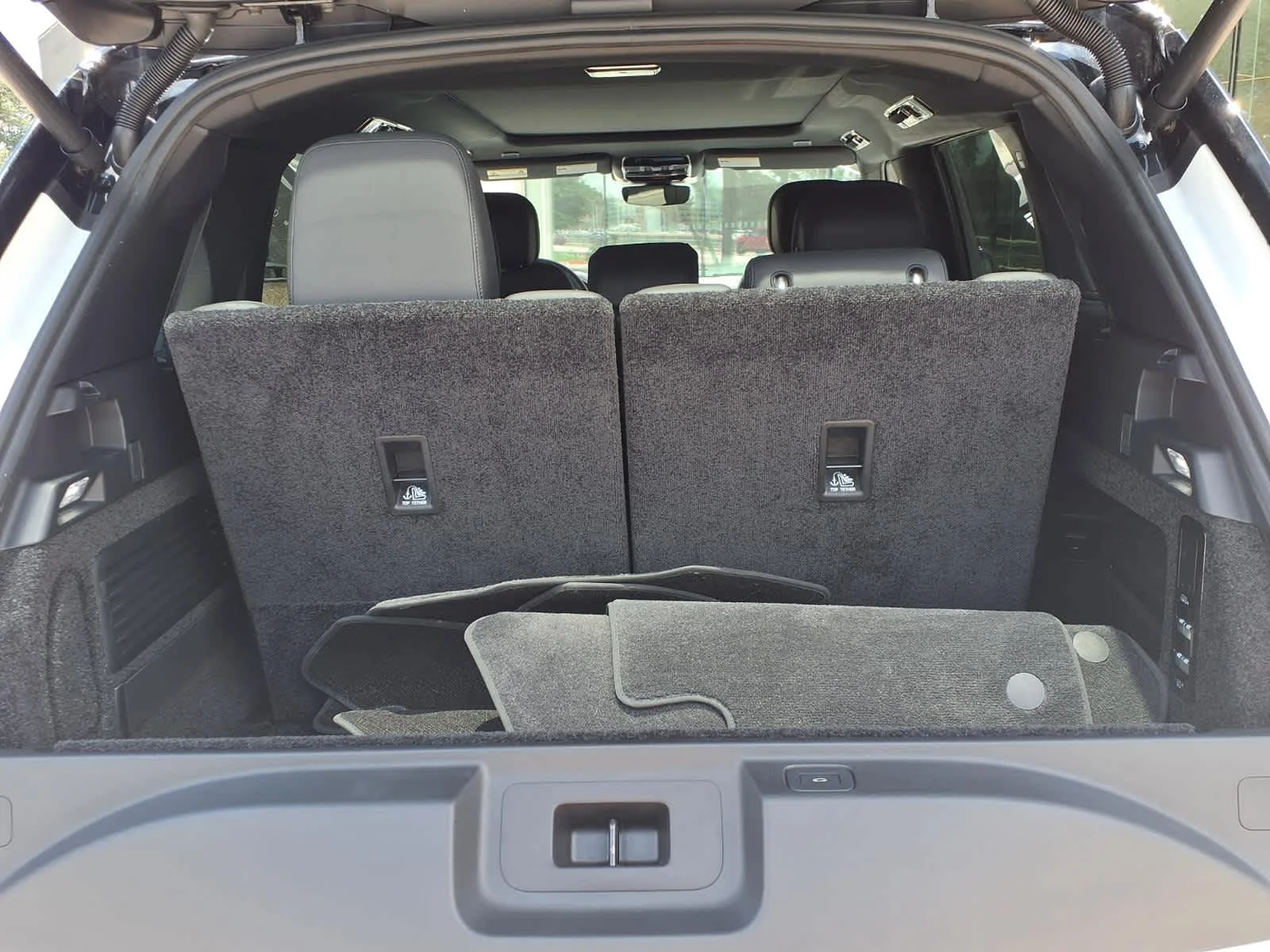 Used 2025 Fuji White Land Rover SE image 24