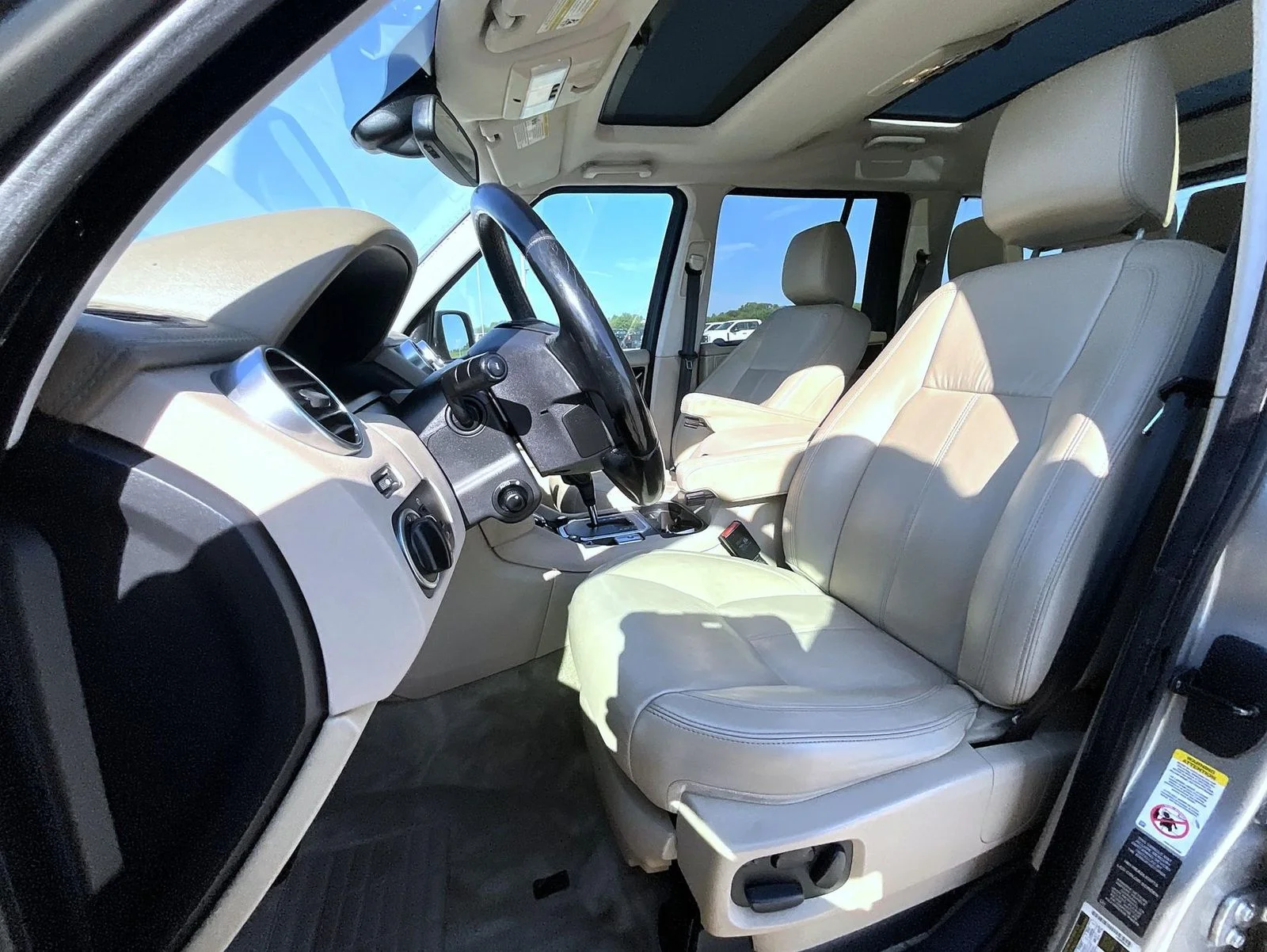 Used 2011 Beige Land Rover V8 image 10
