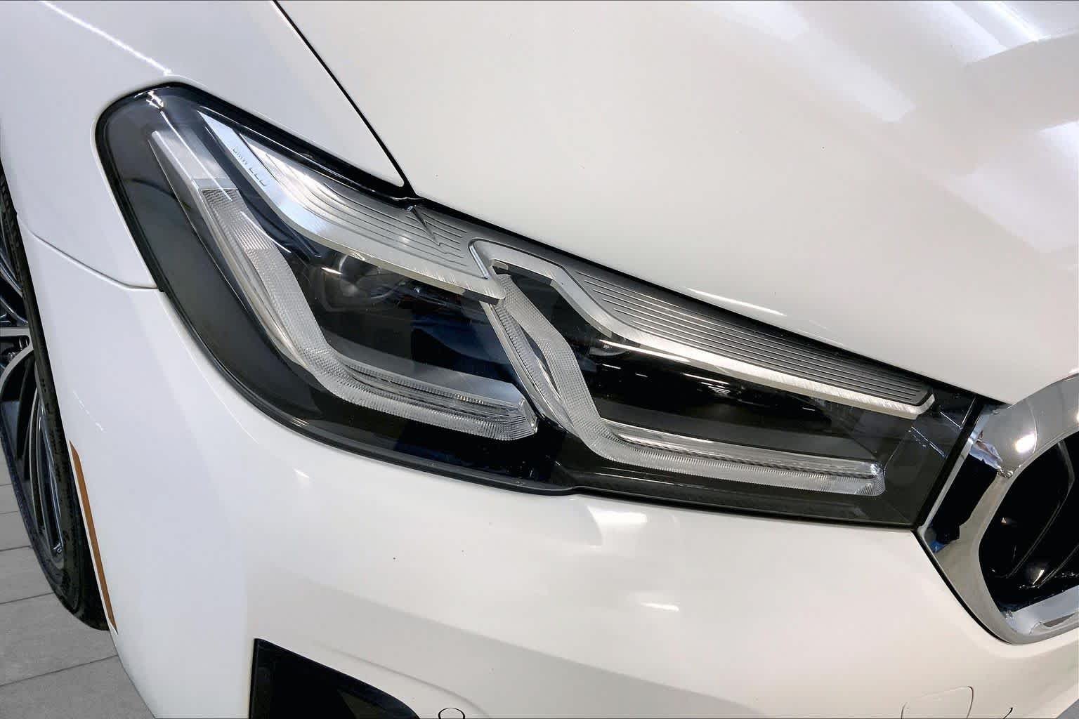 Used 2022 Alpine White BMW 540i xDrive image 27