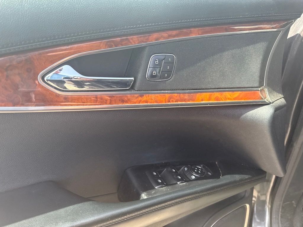 Used 2018 Gray Lincoln Select image 9