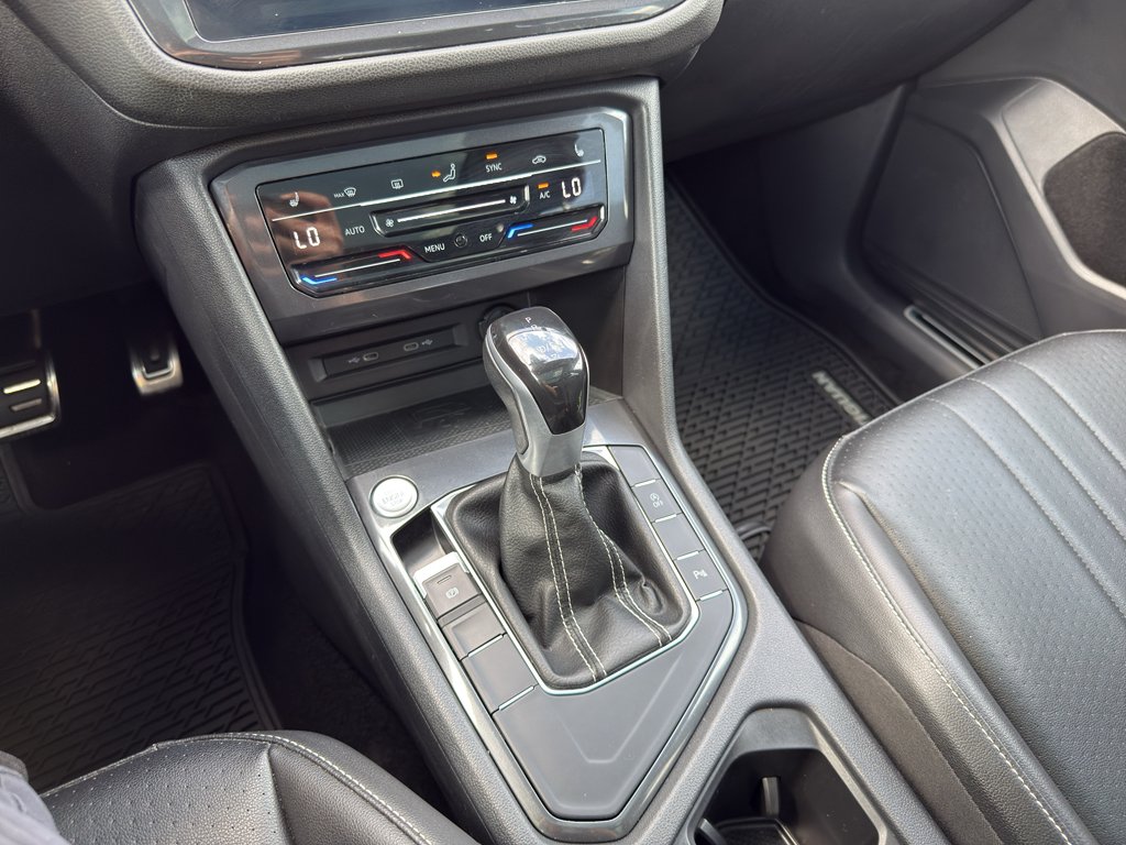 Used 2022 Pyrite Silver Metallic Volkswagen SE R-Line Black image 23