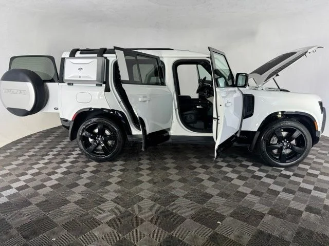 Used 2022 White Land Rover X-Dynamic HSE image 13