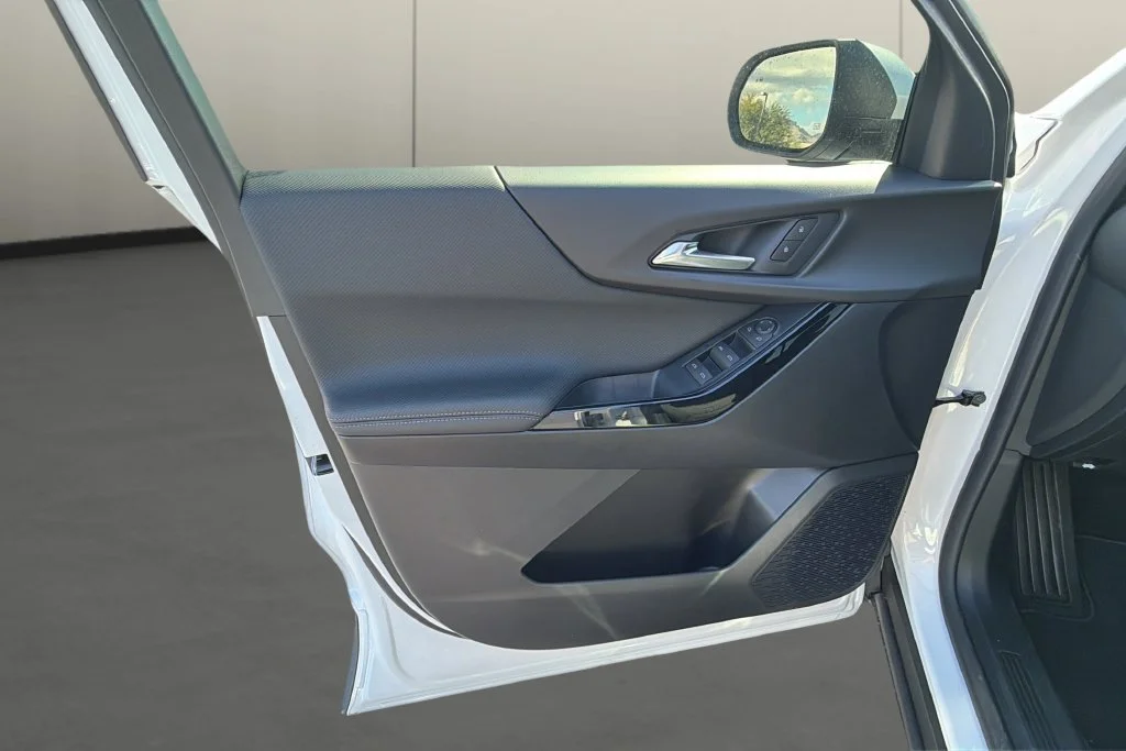 New 2027 Summit White Chevrolet LT image 14