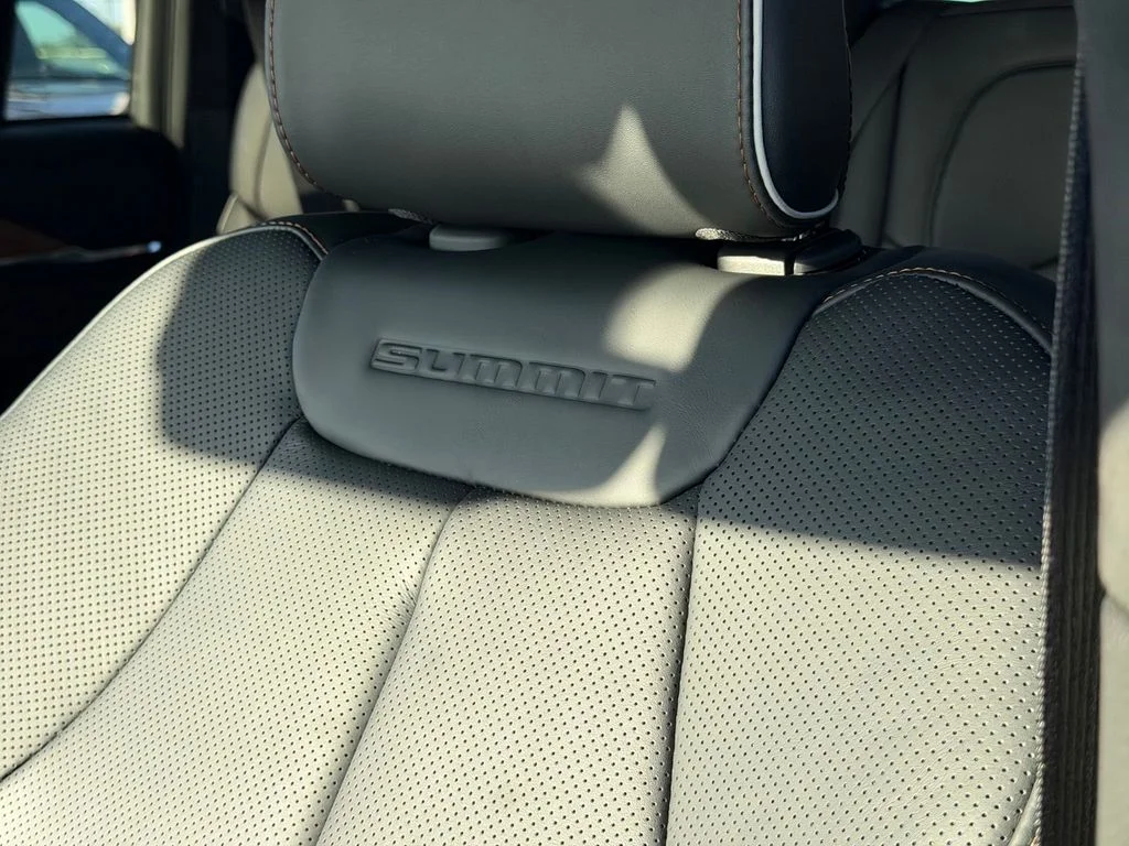 New 2025 Baltic Gray Metallic Clear-Coat Exterior Paint Jeep Summit Reserve image 16