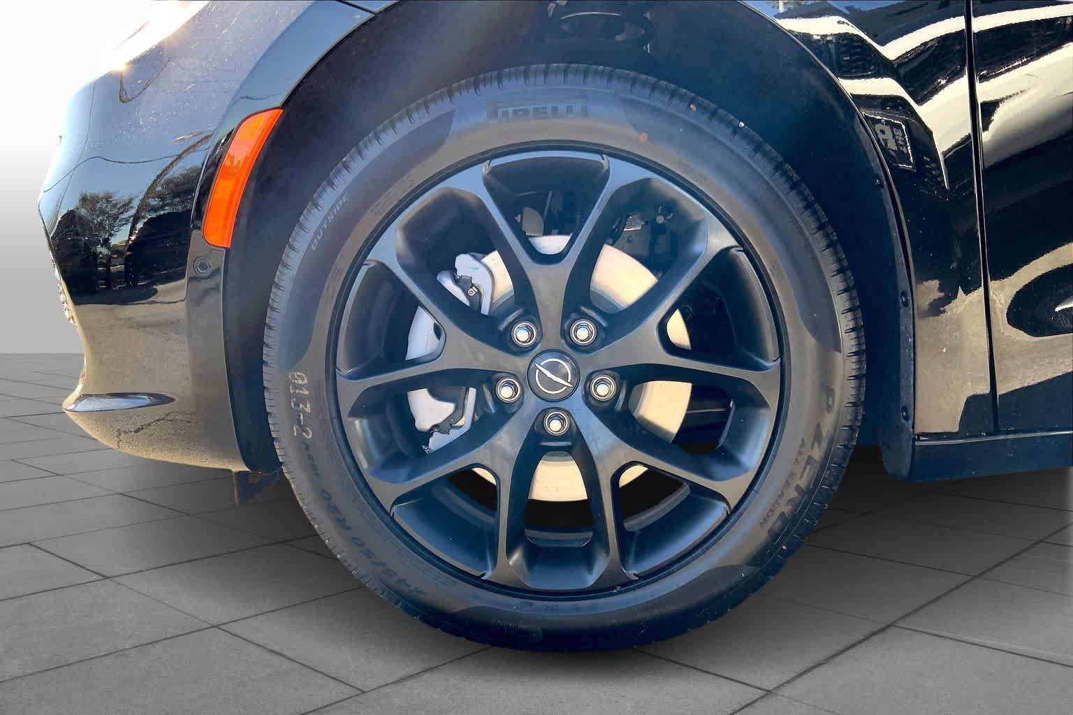 New 2026 Diamond Black Crystal Pearl-Coat Exterior Paint Chrysler Limited image 9