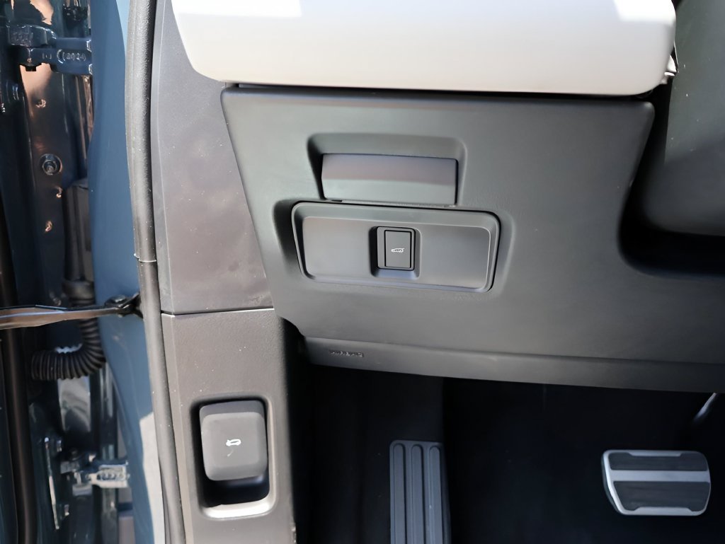 Used 2026 Tribeca Blue Metallic Land Rover Dynamic image 35