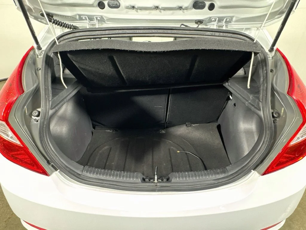 Used 2016 White Hyundai SE image 27