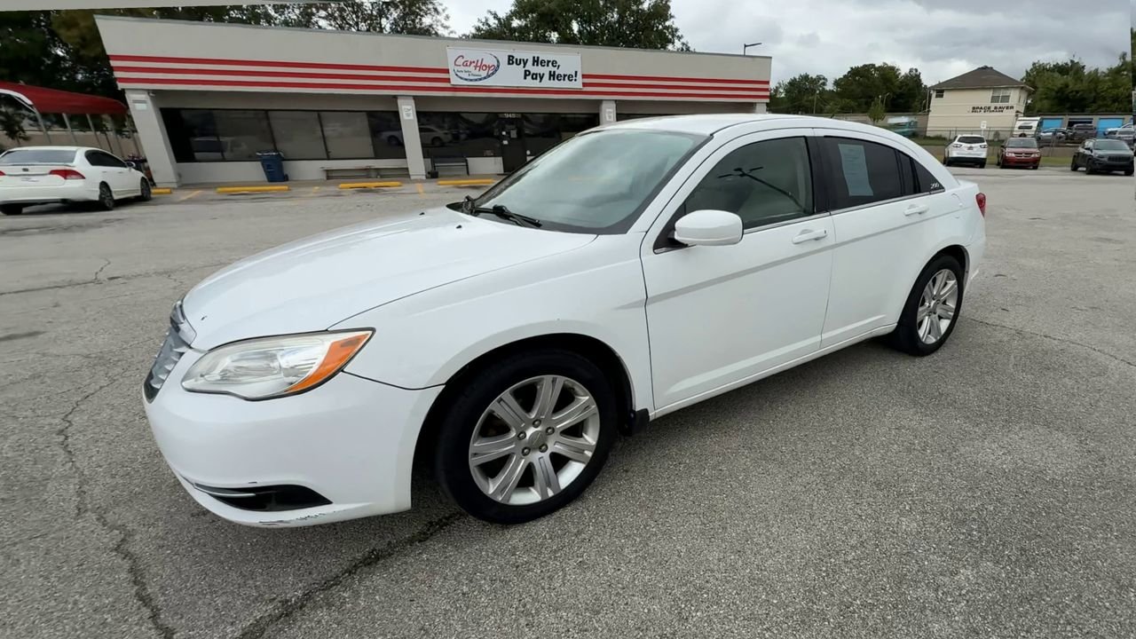 2013 Chrysler 200 Touring photo 3