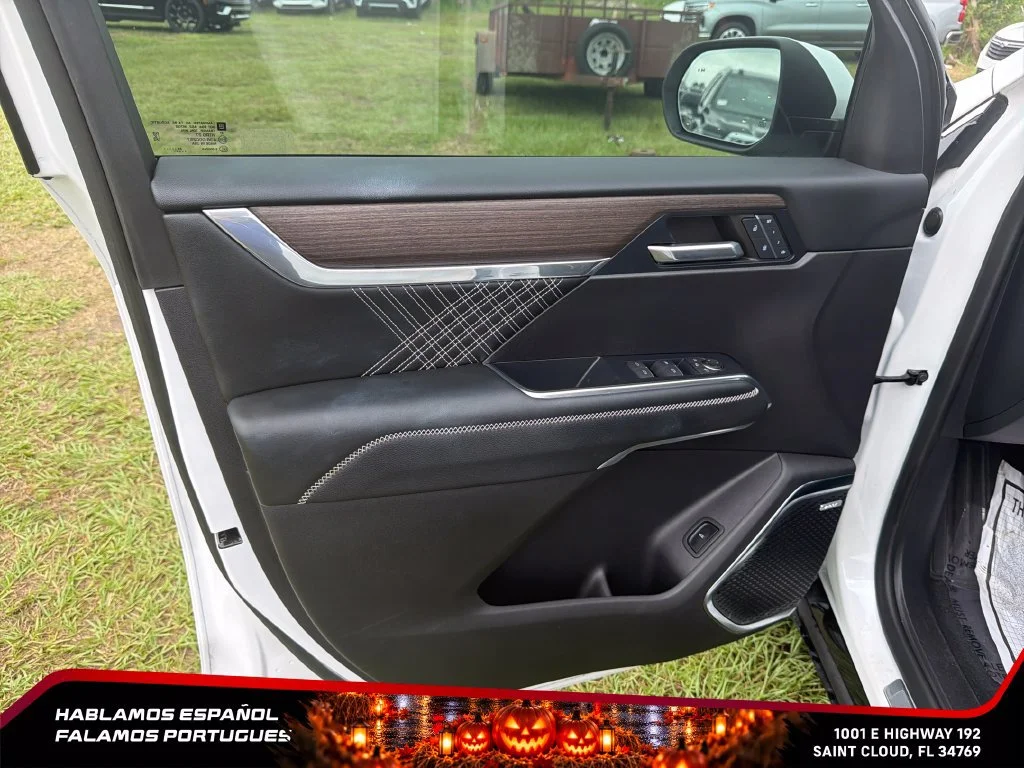 Used 2024 White Frost Tricoat GMC Denali image 12