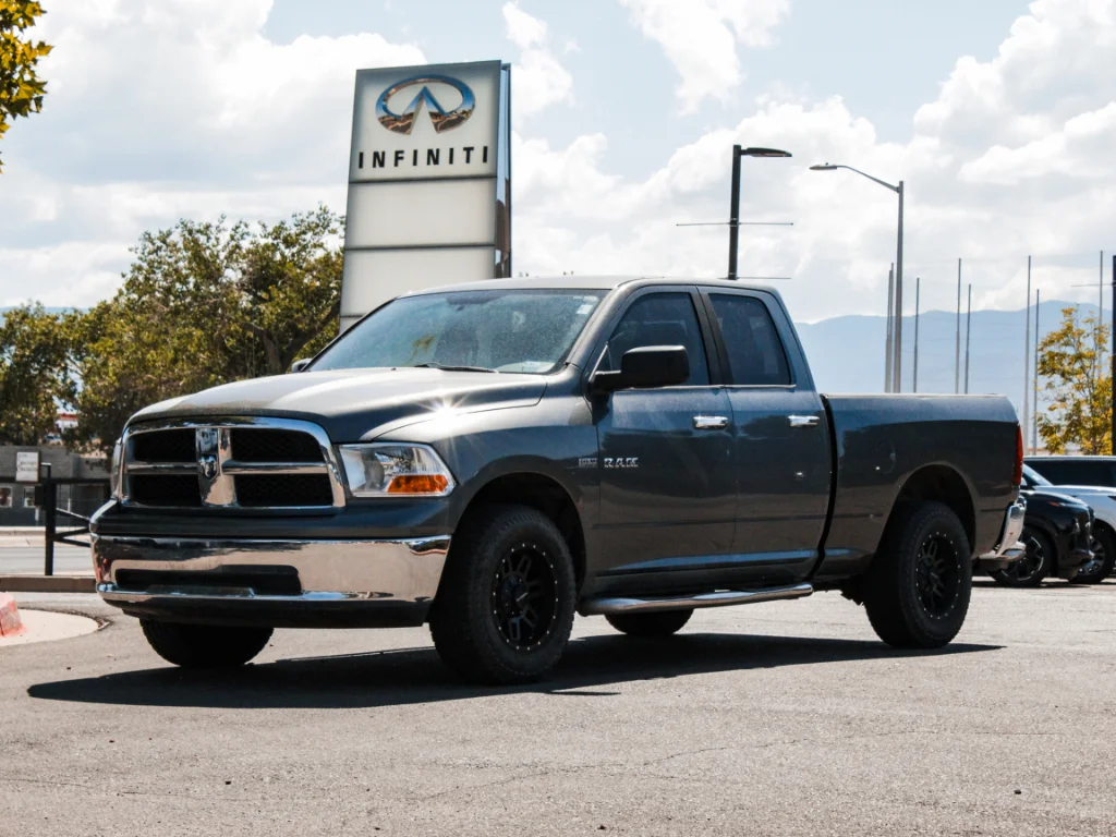 Used 2009 Mineral Gray Metallic Clearcoat Dodge SLT image 1