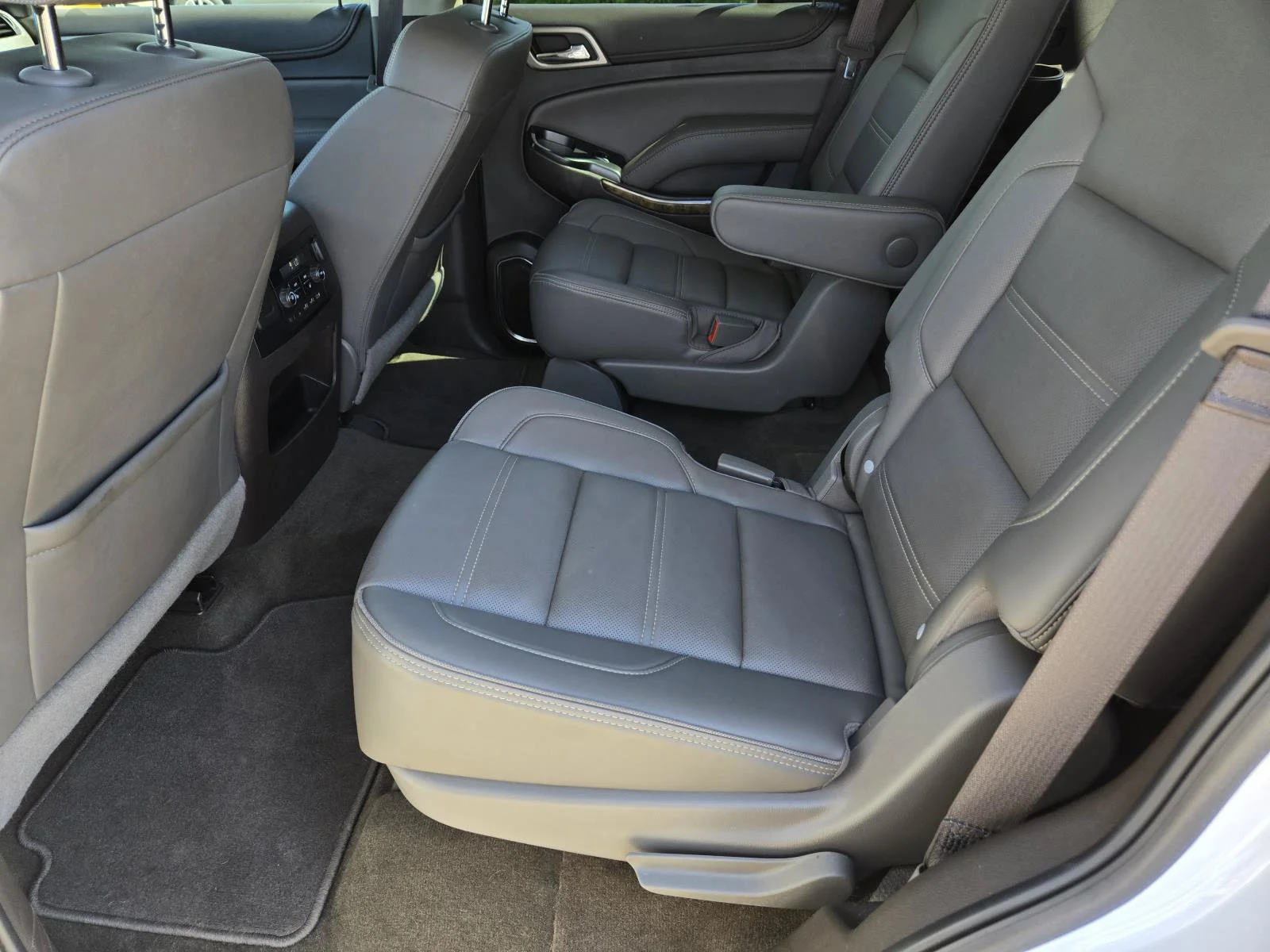 Used 2017 White Frost Tricoat GMC Denali image 34