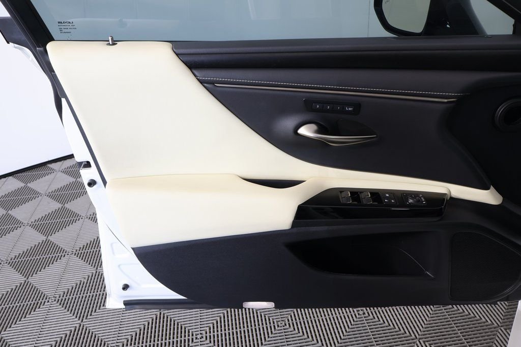 Used 2022 White Pearl Lexus 300h image 12