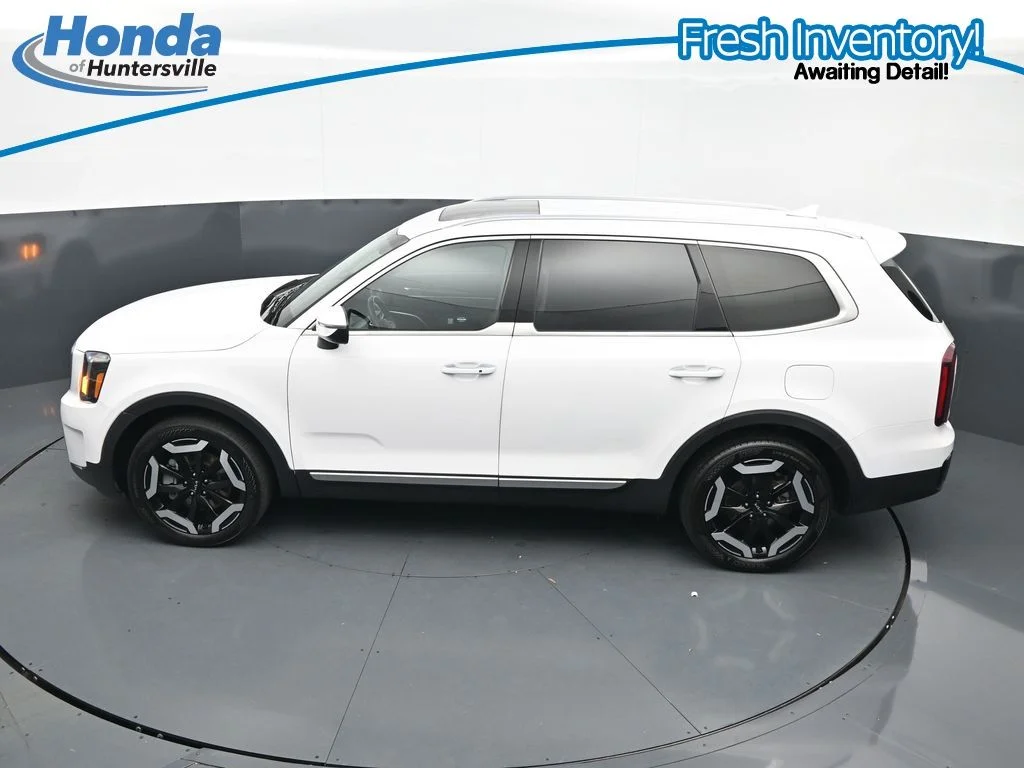 Used 2025 White Pearl Kia S image 21