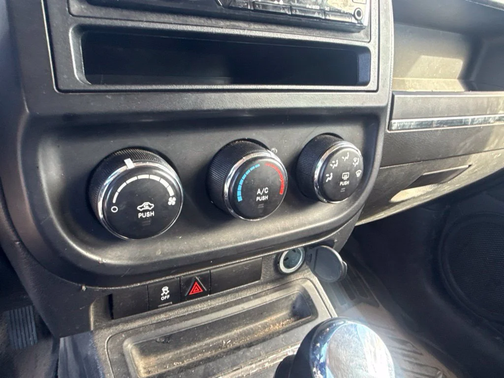 Used 2015 Bright White Clearcoat Jeep Sport image 35