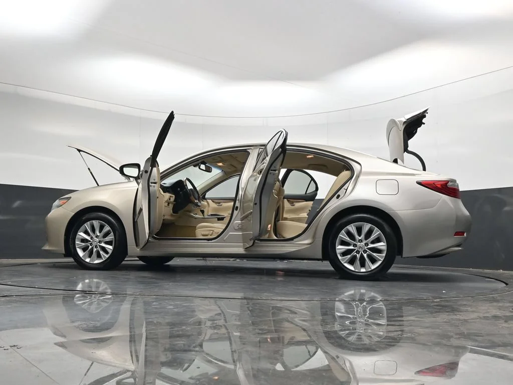 Used 2013 Beige Lexus 300h image 41