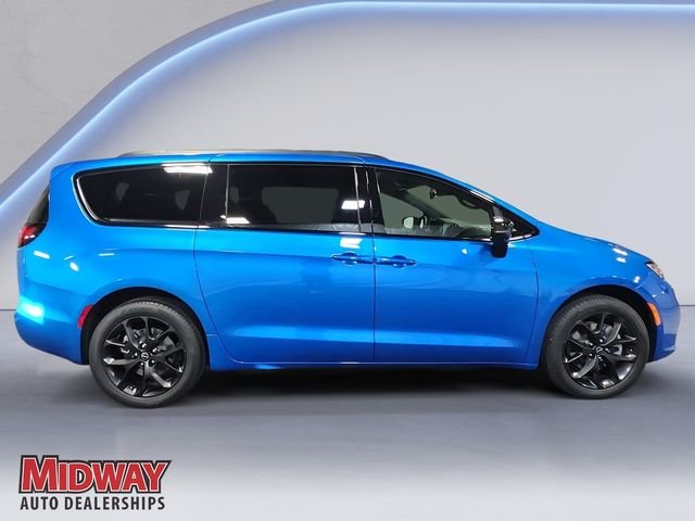 New 2026 Hydro Blue Pearl-Coat Exterior Paint Chrysler Select image 6