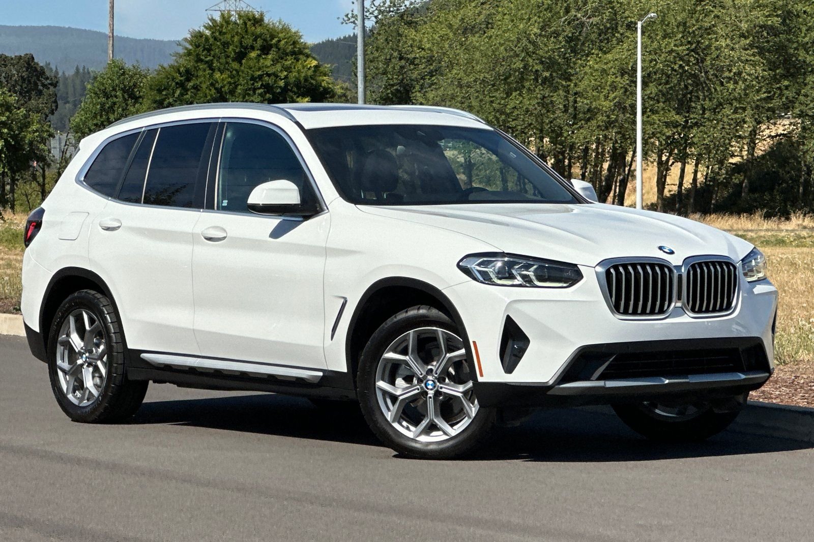 Used 2024  BMW xDrive30i image 1