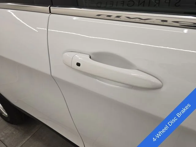 Used 2021 Bright White Clearcoat Jeep Latitude Lux image 8