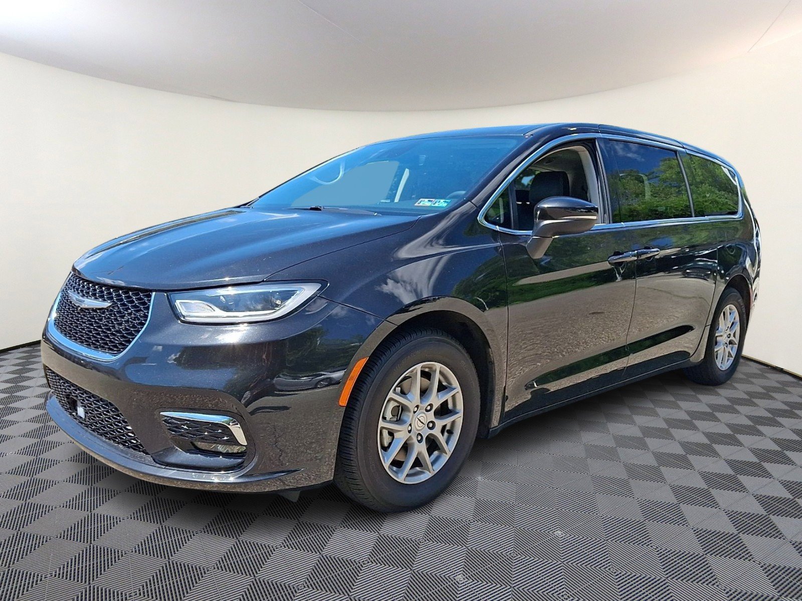 Used 2023 Brilliant Black Crystal Pearlcoat Chrysler Touring L image 2