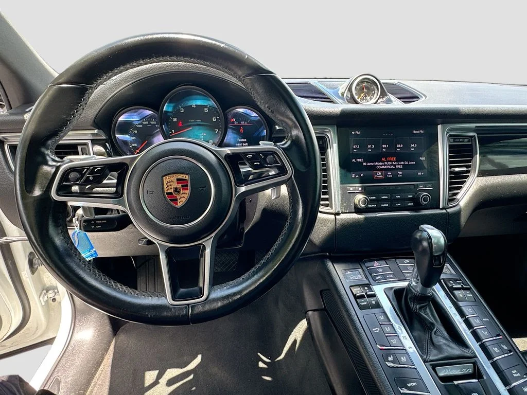 Used 2018  Porsche  image 12