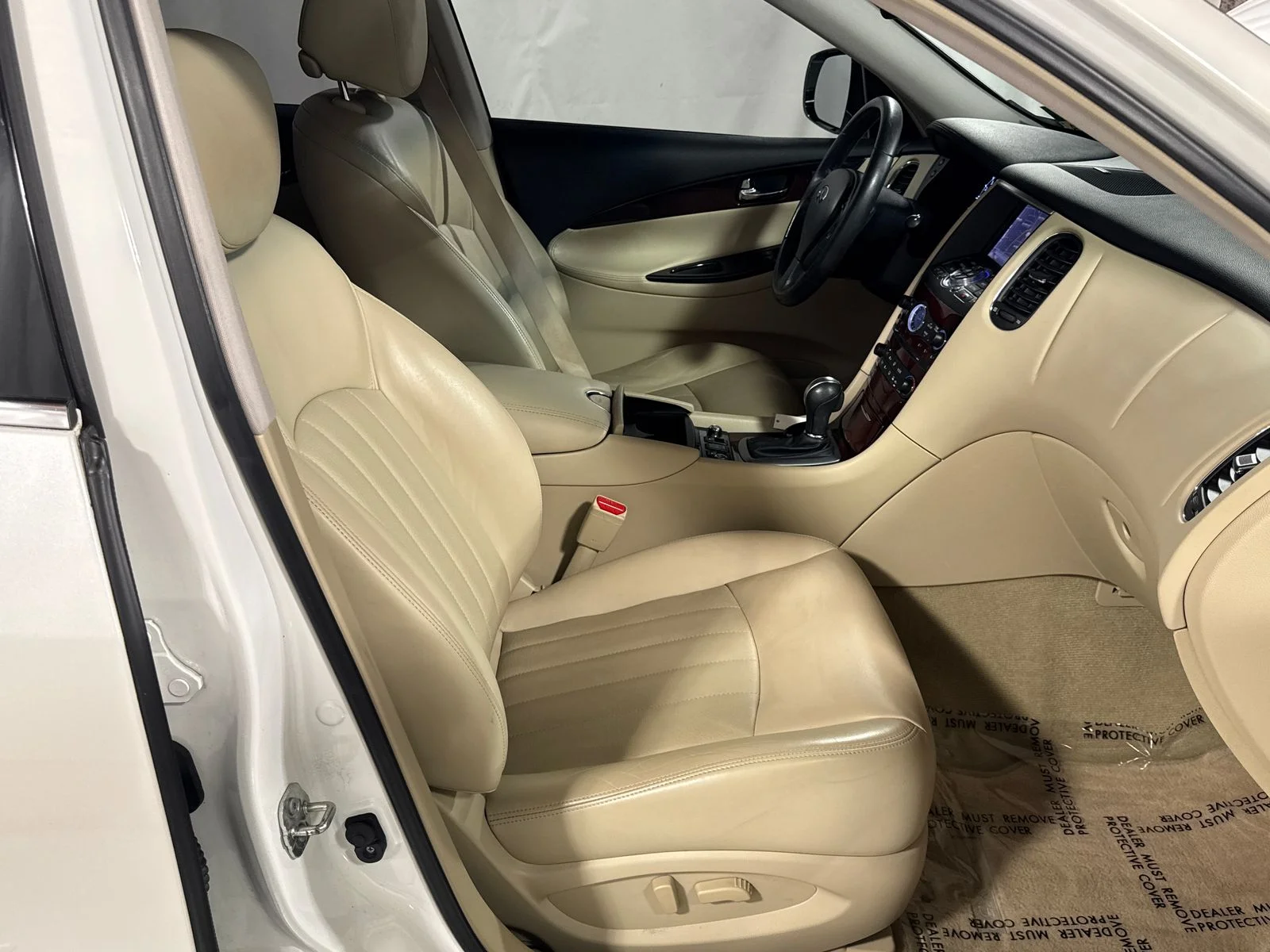 Used 2017 White INFINITI Base image 27