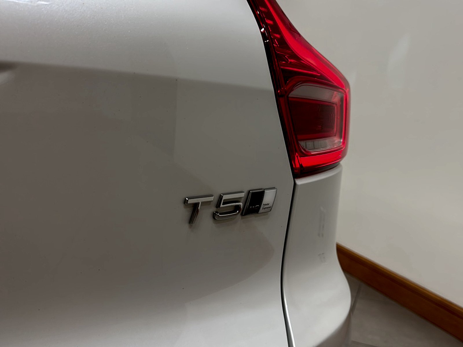 Used 2022 White Volvo T5 R-Design image 24