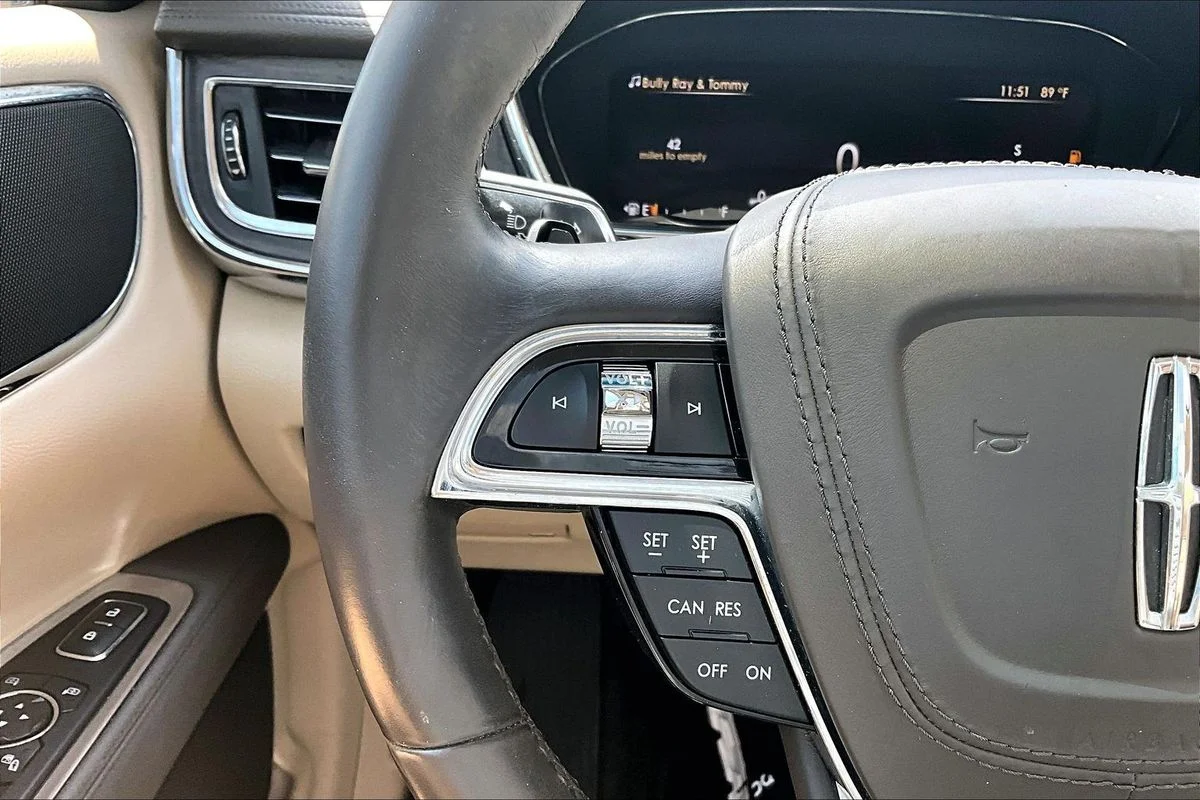 Used 2017 Blue Lincoln Select image 11