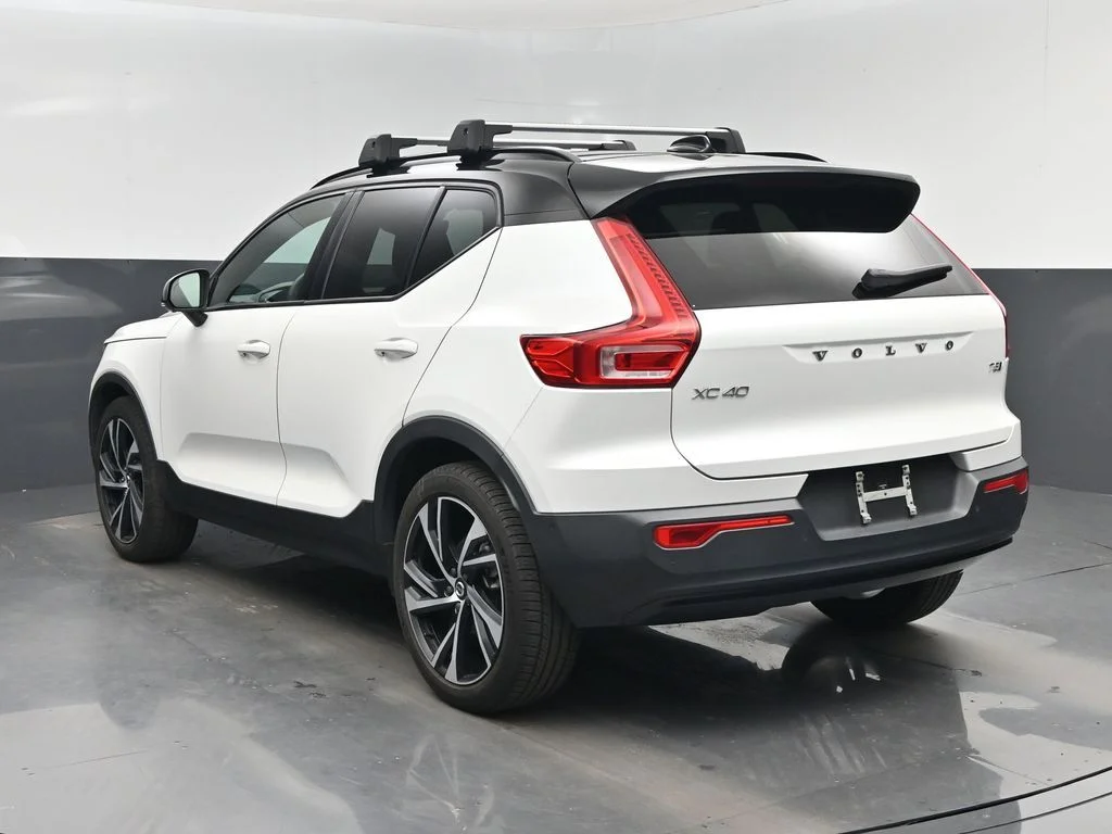 Used 2022 White Volvo R-Design image 4