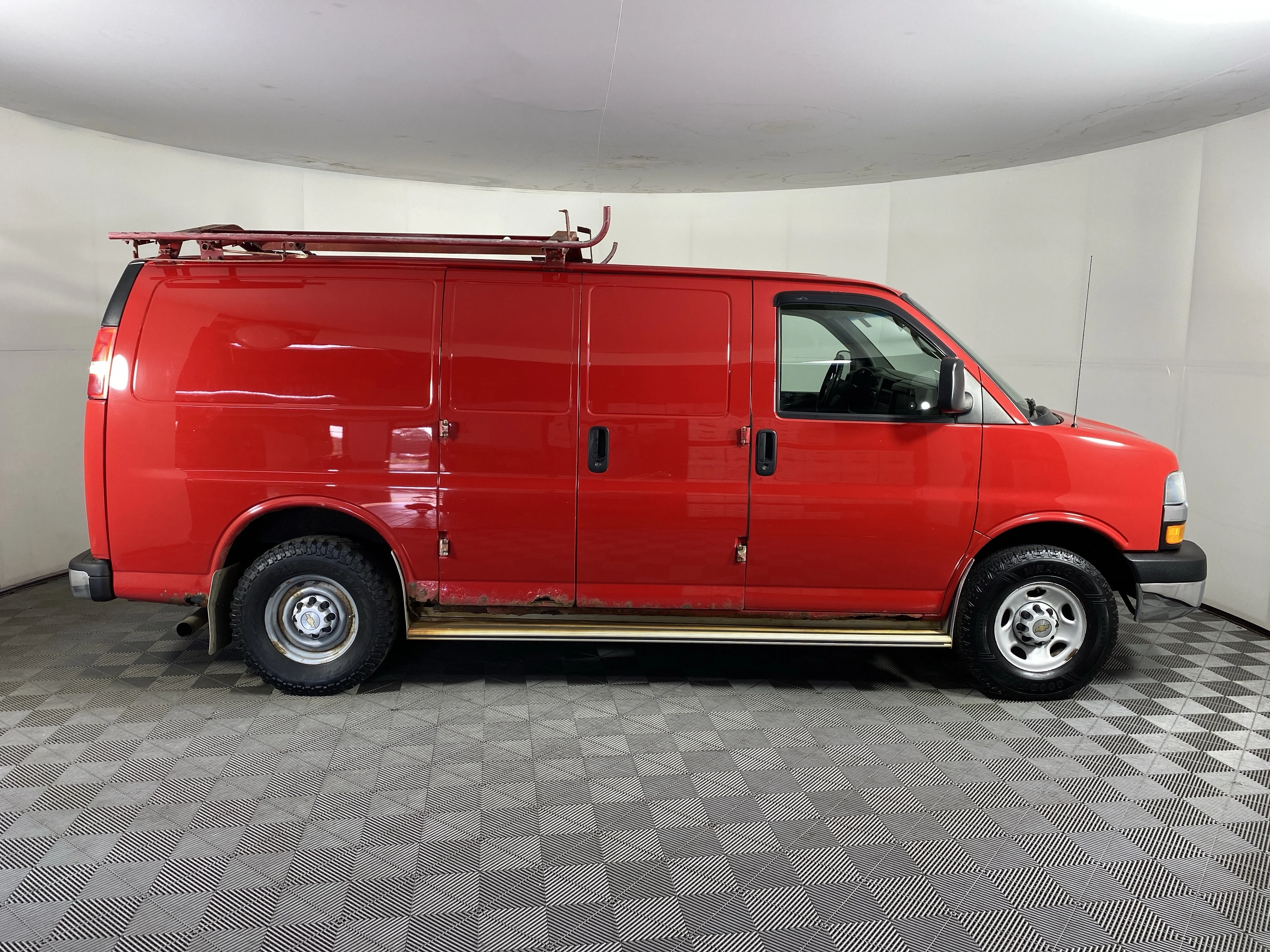 Used 2005 Chevrolet Express Cargo Work with VIN 1GCGG25V351196933 for sale in Alliance, OH