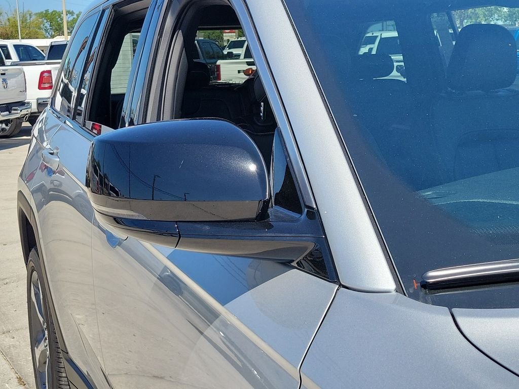 New 2026 Silver Zynith Exterior Paint Jeep Limited image 8
